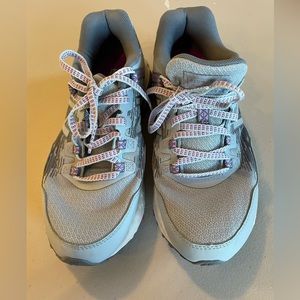 Women’s New Balance light grey w fushia & purple  410 wore 2 hrs size 8
